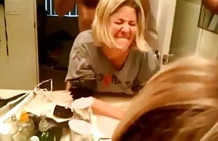 XXX હેઠળ દૂર ડેસ્ક જાંઘિયો પત્ની મિત્ર