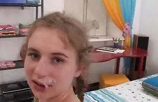 XXX લિસા રસોડામાં વિચાર કરવાનો પ્રયાસ કરી તેમના સૌથી erogenous બિંદુ