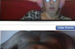 XXX દુકાન ડિપિંગ છોકરી એક પીળા વસ્ત્ર પર પ્રવેશ