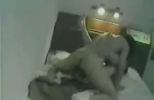 XXX વસ્ત્રો બહાર એક યુવાન મુલાકાતી માટે આ મસાજ પાર્લર