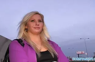 XXX સરસ કૂતરી caresses ગુલાબી ભોસ ચુત