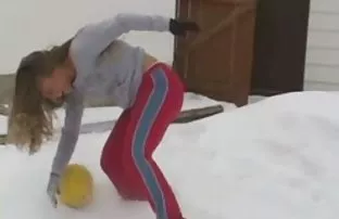 XXX તેના બદલે એક મસાજ caressed અને fucked સોનેરી વાળ વાળી