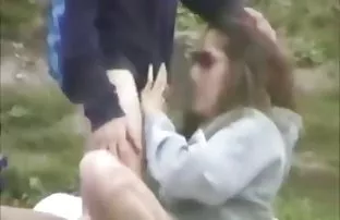 XXX નગ્ન છોકરી સાથે તરબૂચ અટારી પર