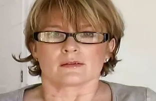 XXX પથ્થરમારો એક લાકડી બોબલા ટેબલ પર