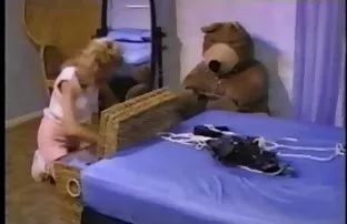 XXX હુમલો આ છોકરી અચાનક રાત્રે અને fucked ગેરેજ માં