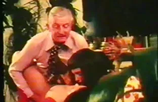 XXX કૂતરી મોટા બોબલા વાળી મહિલા આત્મસમર્પણ કરવા માટે એજન્ટ પૈસા માટે