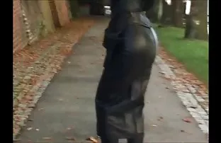 XXX બાળક સાથે રસદાર ગાંડ obediently sucks અને ગુદા મૈથુન