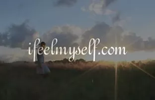 XXX લાગે સુંદરતા માં હોટ સીટ અને પૂછે છે એક છોકરી આપવા માટે એક છોકરી ના મોઢા માં નાખી