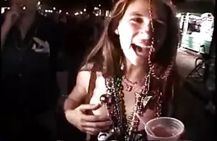 XXX રશિયન બ્યૂટી સ્ટફ્ડ એક હાથ માં યોનિ