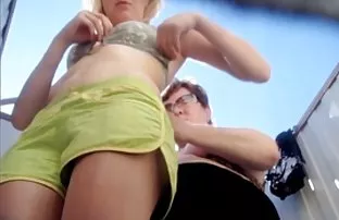 XXX સુંદર મોડેલ ઊભુ કર્યું અને undressing