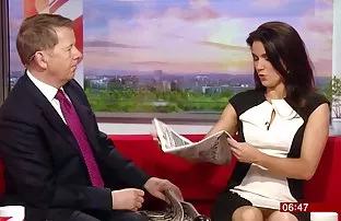 XXX કામુક સ્ત્રી બતાવે છે તેના મોટા બોબલા