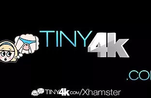 XXX બે લેસ્બિયન્સ રખાત અપમાનજનક એક યુવાન ગુલામ મળીને