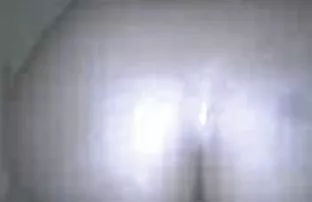 XXX સુંદર કૂતરી wriggles તેના ગર્દભ વેબકેમ પર