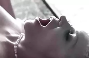 XXX મૂકી કેમેરા માં મહિલા સ્નાન