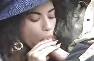 XXX સુઘડ pussy સાથે આવરી લેવામાં આવે છે ગરમ પાણી