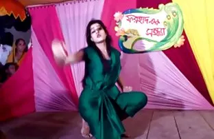 XXX મીઠી દંપતી આપવામાં આવે છે દૈહિક સુખી ધ વૂડ્સ માં