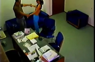 XXX એક માણસ લાઇટ એક શરમાળ છોકરી સેક્સ માટે