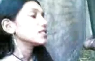 XXX દાદો લીધો પાવર અને Fucks ફ્લોર પર એક નાજુક ફૂલ