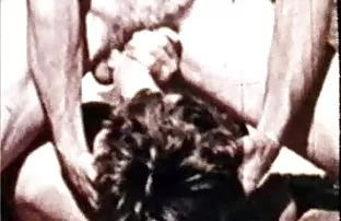 XXX વ્યક્તિ Fucks તેની પ્રેમિકા અને તેના દુરાચારી મોમ