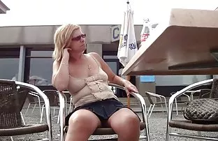 XXX નગ્ન બેઠક નજીક વૃક્ષ છોકરી ગાંડ ભોસ ચુત ગાજર