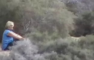 XXX મળ્યા અતીશય કામોત્તેજક છોકરી એક કાફે, તેના લીધો વૂડ્સ માં છે અને તેના fucked હૂડ પર આ કાર