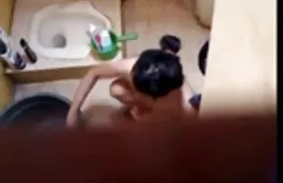 XXX ત્રણ સ્નાતકો માં રીઝવવું ઓરલ સેક્સ સાથે એક યુવાન ગુલામ