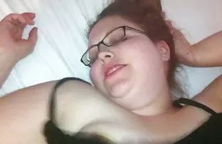 XXX ગર્લફ્રેન્ડ drugged યુવાન વ્યક્તિ છે અને તેની સાથે સંભોગ