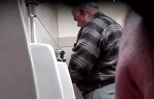 XXX વ્યક્તિ આશરે દ્વારા fucked બે યુવાન બિનઅનુભવી લેસ્બિયન્સ