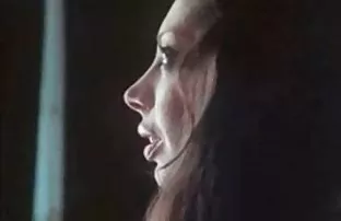 XXX છોકરી ઘૂંટણ માં fucked નહીં આ ગર્દભ માં વેબકેમ પર