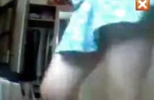 XXX કાળી શાઇન્સ twat બેન્ચ પર બેસીને તેના પતિ સાથે