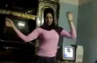 XXX મદદ કરી હાથ થી ચોદવુ અને હાર્ડ fucked એક યુવાન છોકરી બેડ પર