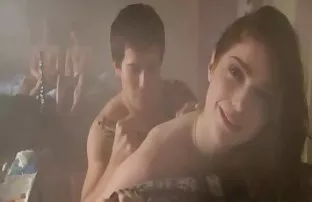 XXX આ યુવાન માણસ ખૂબ જ સારી રીતે લાવવામાં બે છોકરીઓ