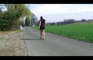 XXX બે લેસ્બિયન પુત્રી વાહિયાત દરેક અન્ય પર એક પીળા ખુરશી