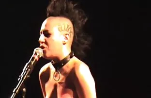 XXX છોકરી undressed એક પાર્ક નજીક કામ