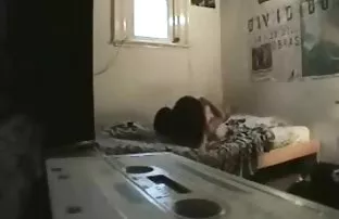 XXX એક છોકરી મળ્યા શેરી પર અને fucked ઘરે રેડવામાં ઊંઘની ગોળી