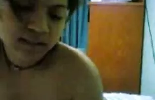 XXX માંથી ખેંચાય તેના પેન્ટ એક આવરણવાળા પર મૂકી અને