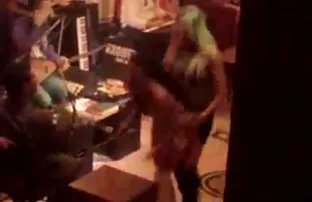 XXX પ્રકાશ Fucks એક કઝાક અને તેના મિત્ર