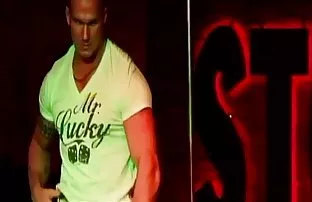 XXX શીખવવામાં છોકરી માટે એક બાઇક પર સવારી અને તેના વાહિયાત છિદ્રો, બે સભ્યો