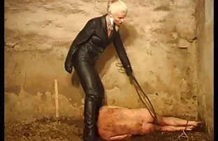 XXX જેથી યુવાન છે, અને પહેલેથી જ seduces દરેક વ્યક્તિને તેના પાથ માં